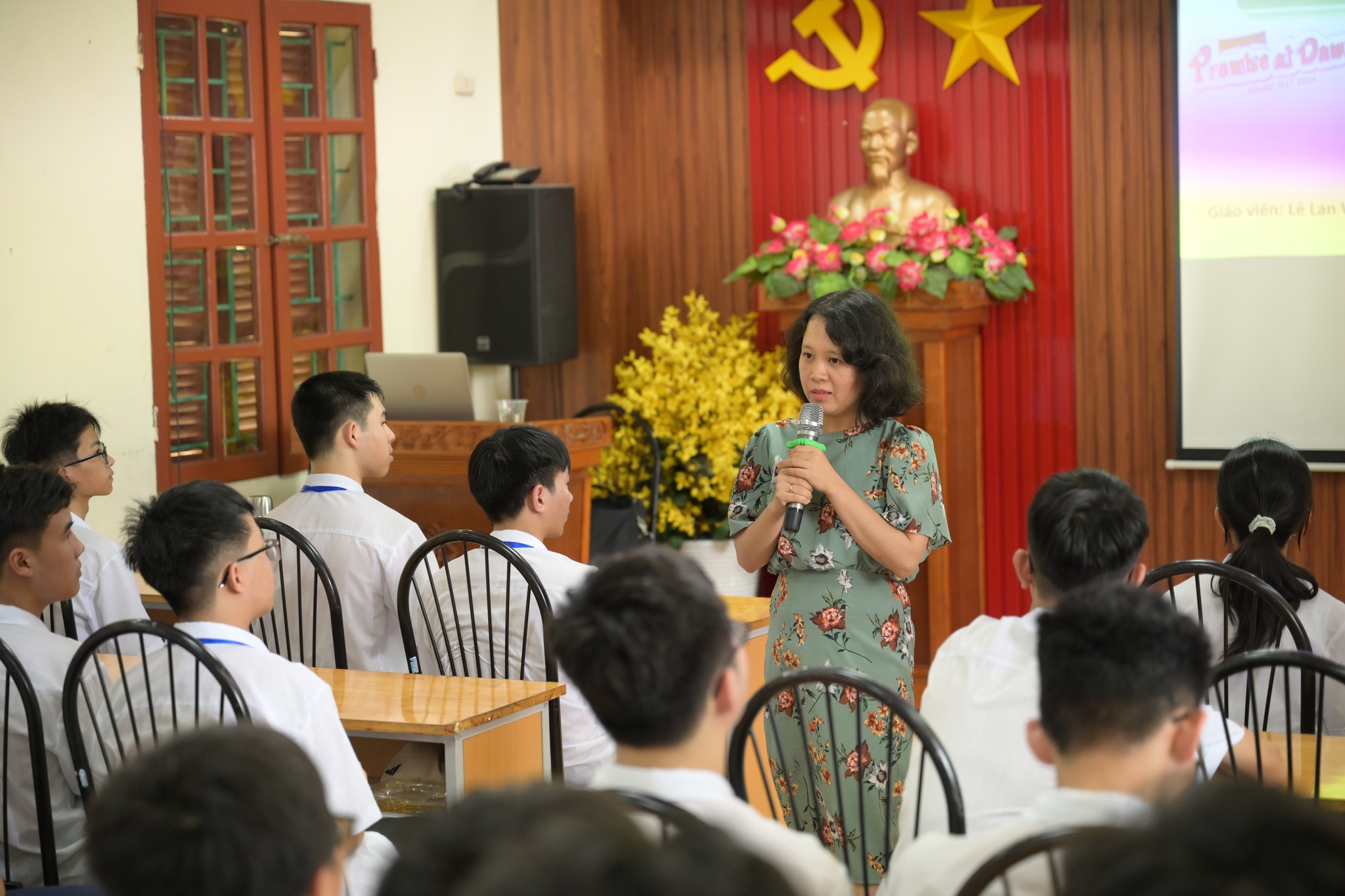 Nhấn để phóng to